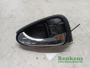 Gebruikte Portiergreep 4Deurs rechts-voor Toyota Avensis Wagon (T27) 2.2 16V D-4D-F 180 Prijs € 15,00 Margeregeling aangeboden door Renkens Auto-Onderdelen B.V.