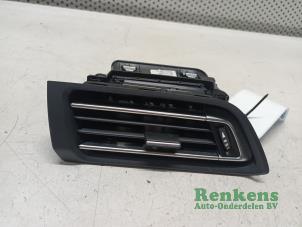 Gebruikte Luchtrooster Dashboard Peugeot 308 (L3/L8/LB/LH/LP) 1.2 12V e-THP PureTech 110 Prijs € 20,00 Margeregeling aangeboden door Renkens Auto-Onderdelen B.V.