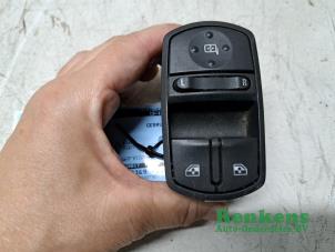 Gebruikte Ruit schakelaar elektrisch Opel Corsa E 1.4 16V Bi-Fuel Prijs € 25,00 Margeregeling aangeboden door Renkens Auto-Onderdelen B.V.