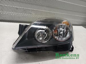 Nieuwe Linker Koplamp Opel Astra H (L48) 1.6 16V Twinport Prijs € 90,75 Inclusief btw aangeboden door Renkens Auto-Onderdelen B.V.