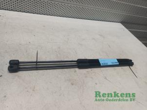 Gebruikte Set Gasdempers Achterklep Mercedes A (W176) 2.2 A-200 CDI, A-200d 16V 4-Matic Prijs € 20,00 Margeregeling aangeboden door Renkens Auto-Onderdelen B.V.
