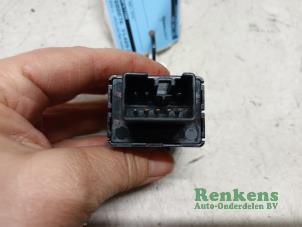 Gebruikte Remlicht module Mazda 6 SportBreak (GJ/GH/GL) 2.0 SkyActiv-G 165 16V Prijs € 50,00 Margeregeling aangeboden door Renkens Auto-Onderdelen B.V.