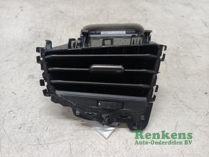 Gebruikte Luchtrooster Dashboard Volkswagen Polo VI (AW1) 1.0 TSI 12V Prijs € 20,00 Margeregeling aangeboden door Renkens Auto-Onderdelen B.V.