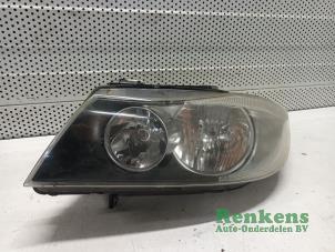 Gebruikte Koplamp links BMW 3 serie (E90) 318d 16V Prijs € 60,00 Margeregeling aangeboden door Renkens Auto-Onderdelen B.V.