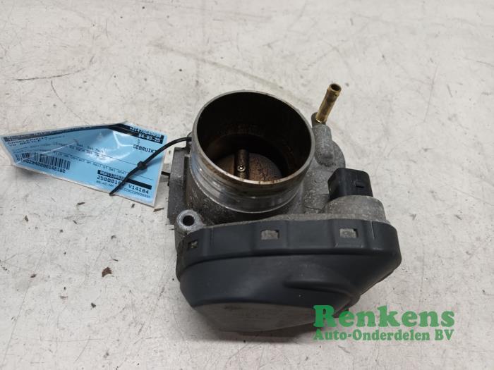 Gebruikte Gasklephuis Volkswagen New Beetle (9C1/9G1) 1.6 Prijs € 30,00 Margeregeling aangeboden door Renkens Auto-Onderdelen B.V.