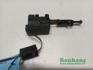 Gebruikte Motor Centrale Deurvergrendeling Opel Meriva 1.6 16V Prijs € 30,00 Margeregeling aangeboden door Renkens Auto-Onderdelen B.V.