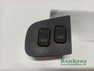 Gebruikte Schakelaar Elektrisch Raam Alfa Romeo 146 (930B) 1.6 Twin Spark 16V Prijs € 20,00 Margeregeling aangeboden door Renkens Auto-Onderdelen B.V.