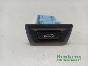 Gebruikte Schakelaar achterklep BMW 4 serie Gran Coupe (F36) 418i 1.5 TwinPower Turbo 12V Prijs € 20,00 Margeregeling aangeboden door Renkens Auto-Onderdelen B.V.