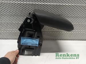 Gebruikte Armleuning Audi A4 Avant Quattro (B8) 3.0 TDI 245 V6 24V Prijs € 40,00 Margeregeling aangeboden door Renkens Auto-Onderdelen B.V.