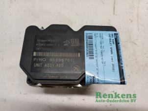 Gebruikte ABS Pomp Chevrolet Spark (M300) 1.2 16V Prijs € 25,00 Margeregeling aangeboden door Renkens Auto-Onderdelen B.V.