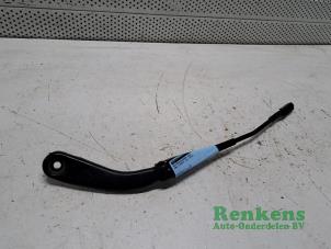 Gebruikte Ruitenwisserarm voor BMW 4 serie Gran Coupe (F36) 418i 1.5 TwinPower Turbo 12V Prijs € 25,00 Margeregeling aangeboden door Renkens Auto-Onderdelen B.V.