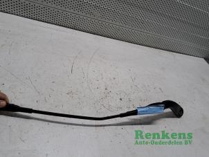 Gebruikte Ruitenwisserarm voor BMW 4 serie Gran Coupe (F36) 418i 1.5 TwinPower Turbo 12V Prijs € 25,00 Margeregeling aangeboden door Renkens Auto-Onderdelen B.V.