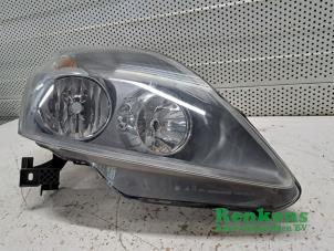 Gebruikte Koplamp rechts Opel Astra H (L48) 1.6 16V Twinport Prijs € 75,00 Margeregeling aangeboden door Renkens Auto-Onderdelen B.V.