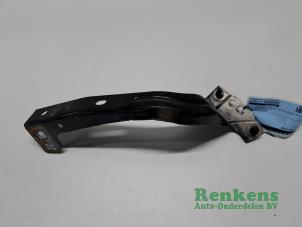 Gebruikte Schermdrager links-voor Volkswagen Up! (121) 1.0 12V 75 Prijs € 20,00 Margeregeling aangeboden door Renkens Auto-Onderdelen B.V.