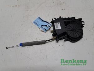 Gebruikte Sluithulpmotor achterklep BMW X3 (F25) xDrive35d 24V Prijs € 75,00 Margeregeling aangeboden door Renkens Auto-Onderdelen B.V.