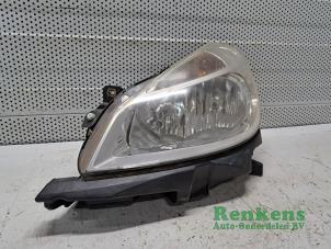 Gebruikte Linker Koplamp Renault Clio III (BR/CR) 1.2 16V 65 Prijs € 45,00 Margeregeling aangeboden door Renkens Auto-Onderdelen B.V.