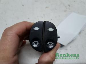 Gebruikte Raam schakelaar elektrisch Ford Fusion 1.4 16V Prijs € 20,00 Margeregeling aangeboden door Renkens Auto-Onderdelen B.V.