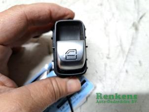Gebruikte Schakelaar Elektrisch Raam Mercedes E (W213) E-200 2.0 Turbo 16V 4-Matic Prijs € 20,00 Margeregeling aangeboden door Renkens Auto-Onderdelen B.V.