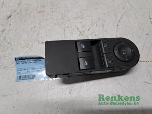 Gebruikte Ruit schakelaar elektrisch Opel Zafira (M75) 1.8 16V Ecotec Prijs € 40,00 Margeregeling aangeboden door Renkens Auto-Onderdelen B.V.