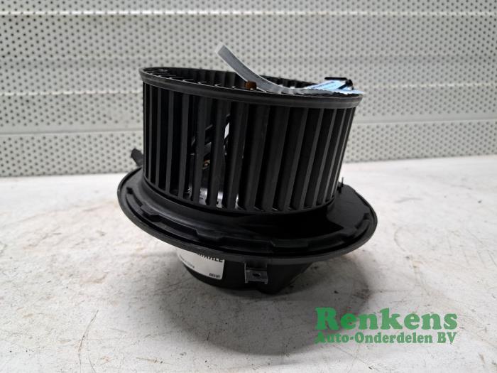 Gebruikte Blower BMW 3 serie (E90) 325d 24V Prijs € 45,00 Margeregeling aangeboden door Renkens Auto-Onderdelen B.V.