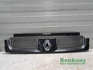 Gebruikte Grille Renault Trafic New (FL) 1.9 dCi 82 16V Prijs € 35,00 Margeregeling aangeboden door Renkens Auto-Onderdelen B.V.