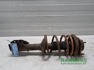 Gebruikte Schokdemperpoot links-voor Mazda 323 F (BA14) 2.0i V6 24V GLX,GT Prijs € 35,00 Margeregeling aangeboden door Renkens Auto-Onderdelen B.V.