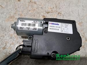 Gebruikte Schuifdak Motor Volkswagen Polo V (6R) 1.2 12V BlueMotion Technology Prijs € 90,00 Margeregeling aangeboden door Renkens Auto-Onderdelen B.V.