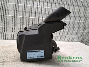 Gebruikte Luchtfilterhuis Ford Grand C-Max (DXA) 1.0 Ti-VCT EcoBoost 12V 125 Prijs € 25,00 Margeregeling aangeboden door Renkens Auto-Onderdelen B.V.