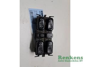 Gebruikte Schakelaar Elektrisch Raam Mercedes A (W168) 1.6 A-160 Prijs € 25,00 Margeregeling aangeboden door Renkens Auto-Onderdelen B.V.