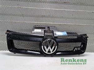 Gebruikte Grille Volkswagen Polo IV (9N1/2/3) 1.4 16V Prijs op aanvraag aangeboden door Renkens Auto-Onderdelen B.V.