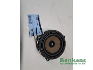 Gebruikte Speaker BMW 4 serie Gran Coupe (F36) 418i 1.5 TwinPower Turbo 12V Prijs € 25,00 Margeregeling aangeboden door Renkens Auto-Onderdelen B.V.