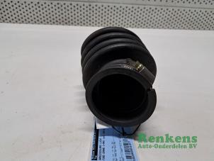 Gebruikte Aanzuigslang Lucht Ford Grand C-Max (DXA) 1.6 Ti-VCT 16V Prijs € 20,00 Margeregeling aangeboden door Renkens Auto-Onderdelen B.V.