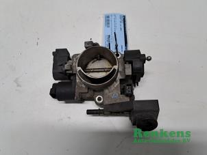 Gebruikte Gasklephuis Peugeot 406 Coupé (8C) 2.0 16V Prijs € 30,00 Margeregeling aangeboden door Renkens Auto-Onderdelen B.V.