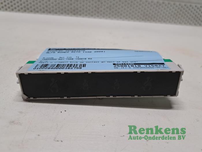 Gebruikte Display Interieur Alfa Romeo MiTo (955) 1.4 Turbo 16V Prijs € 20,00 Margeregeling aangeboden door Renkens Auto-Onderdelen B.V.