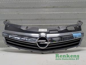 Gebruikte Grille Opel Astra H (L48) 1.8 16V Prijs € 45,00 Margeregeling aangeboden door Renkens Auto-Onderdelen B.V.