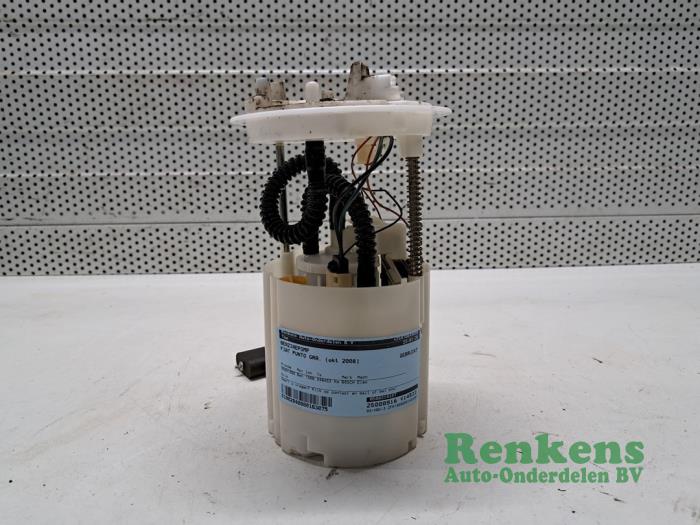 Gebruikte Benzinepomp Fiat Grande Punto (199) 1.4 Prijs € 30,00 Margeregeling aangeboden door Renkens Auto-Onderdelen B.V.