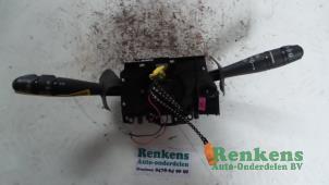 Gebruikte Licht + Raw Schakelaar Renault Clio II (BB/CB) 1.2 16V Prijs € 60,00 Margeregeling aangeboden door Renkens Auto-Onderdelen B.V.