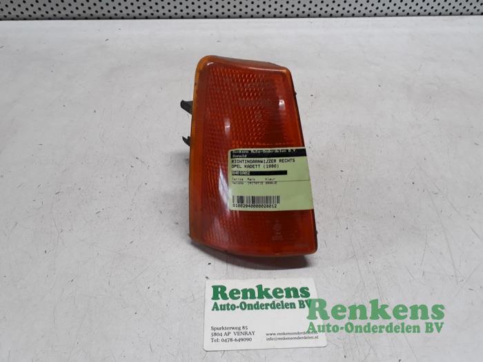Richtingaanwijzer rechts van een Opel Kadett E (33/34/43/44) 1.4 i L,LS,GL 1990