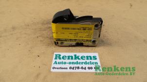 Gebruikte Portierslot Mechaniek 2deurs rechts Renault Clio Prijs € 25,00 Margeregeling aangeboden door Renkens Auto-Onderdelen B.V.