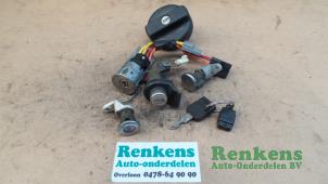 Gebruikte Set Cilindersloten (compleet) Renault R19 Prijs € 35,00 Margeregeling aangeboden door Renkens Auto-Onderdelen B.V.