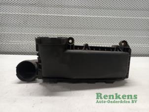 Gebruikte Luchtfilterhuis Peugeot 207/207+ (WA/WC/WM) 1.6 HDi 16V Prijs € 30,00 Margeregeling aangeboden door Renkens Auto-Onderdelen B.V.