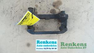 Gebruikte Remzadel links-voor Opel Corsa D 1.2 16V Prijs € 20,00 Margeregeling aangeboden door Renkens Auto-Onderdelen B.V.