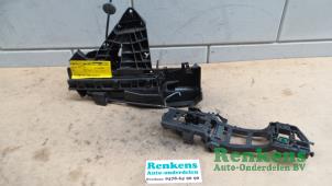 Gebruikte Deurslot Mechaniek 4Deurs links-voor Ford Focus 2 Wagon 1.6 TDCi 16V 110 Prijs € 50,00 Margeregeling aangeboden door Renkens Auto-Onderdelen B.V.
