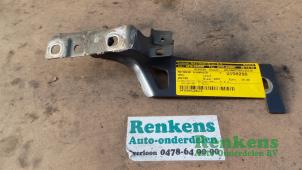 Gebruikte Motorkap Scharnier Opel Zafira (M75) 1.6 16V Prijs € 15,00 Margeregeling aangeboden door Renkens Auto-Onderdelen B.V.