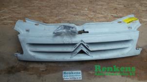 Nieuwe Grille Citroen Berlingo Prijs € 19,84 Inclusief btw aangeboden door Renkens Auto-Onderdelen B.V.