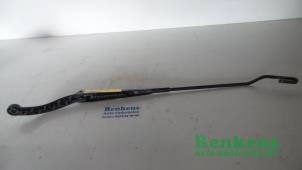 Gebruikte Ruitenwisserarm voor Peugeot 307 SW (3H) 2.0 HDi 110 FAP Prijs € 15,00 Margeregeling aangeboden door Renkens Auto-Onderdelen B.V.