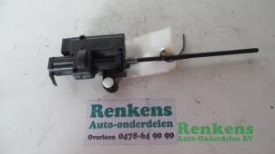 Gebruikte Centrale deurvergrendelingsmotor Renault Clio III (BR/CR) 1.2 16V 65 Prijs € 20,00 Margeregeling aangeboden door Renkens Auto-Onderdelen B.V.