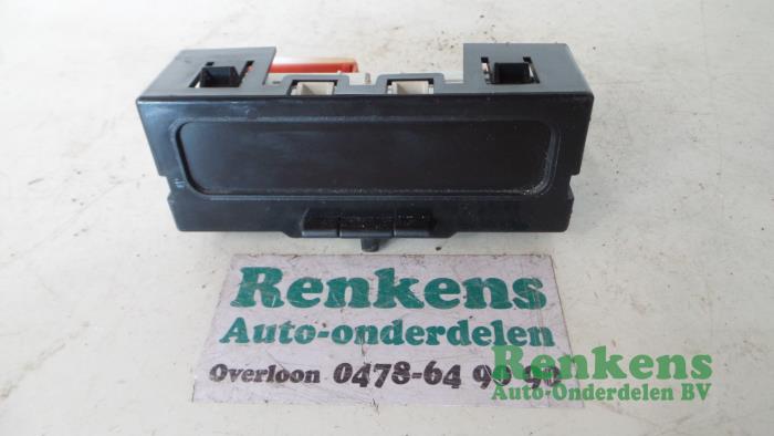 Gebruikte Display Interieur Renault Megane II CC (EM) 2.0 16V Prijs € 20,00 Margeregeling aangeboden door Renkens Auto-Onderdelen B.V.