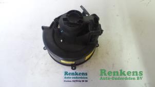 Gebruikte Kachel Ventilatiemotor Opel Zafira (F75) 2.2 16V Prijs € 35,00 Margeregeling aangeboden door Renkens Auto-Onderdelen B.V.