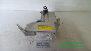 Gebruikte Ruitensproeiertank voor Peugeot 407 (6D) 1.8 16V Prijs € 25,00 Margeregeling aangeboden door Renkens Auto-Onderdelen B.V.